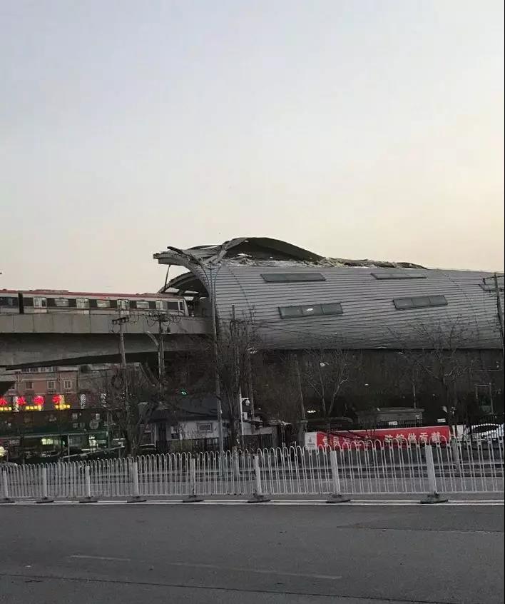 良鄉(xiāng)大學城地鐵站臺屋面脫落